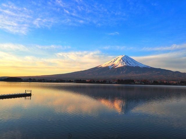 山梨・河口湖と富士山の朝焼け