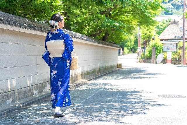 一位女士在京都悠闲漫步