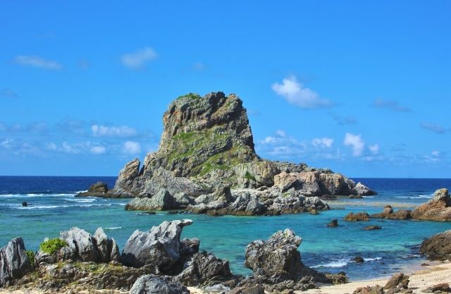 冲绳偏远岛屿伊平屋岛旅游胜地野外岩
