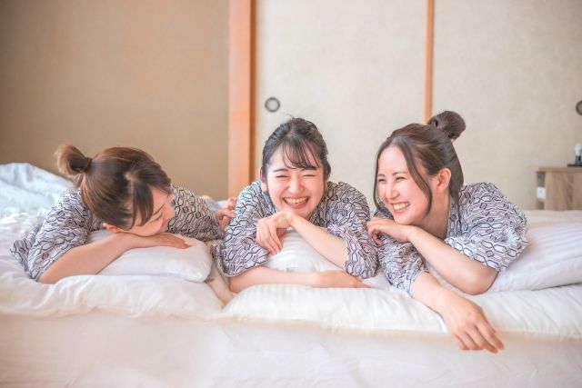 女孩們在女孩之旅中享受夜晚