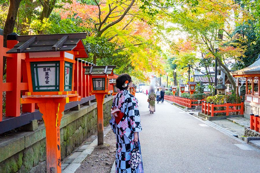 京都 祇園四条駅 おすすめ観光スポット 八坂神社 参道 万灯篭 着物の女性 散策